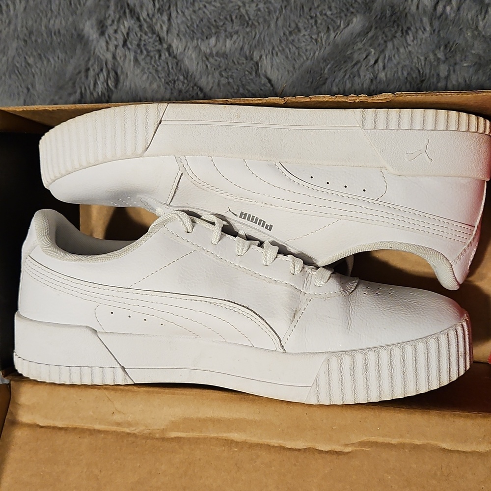 EUC PUMA Classic White Sneakers W10